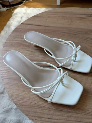 Kittenheel klackskor  - Söta vita kitten heels klackar. Storlek 36, helt nya och oanvända. Tror de är från Shein men inte säkert ☺️