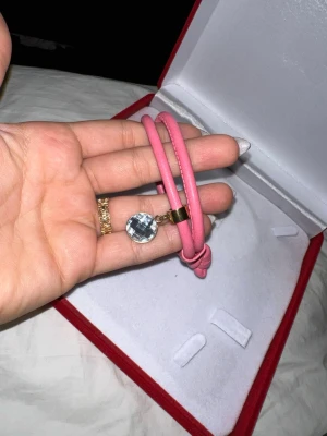Olika läderarmband  - Säljer ett snygga läder armband i olika former och färger för endast 40kr/st alla för 100kr.