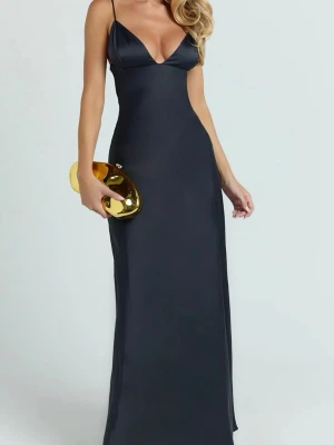 Mörkblå balklänning från Showpo  - Säljer denna mörkblå  långklänning med tunna axelband och djup v-ringning. Klänningen är från Showpo, nypris 110 dollar. Säljer för 900 SEK. Aldrig använd 