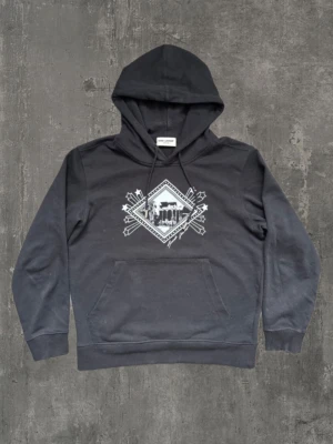Saint Laurent hoodie - En riktigt fet svart Saint Laurent hoodie! Unik modell, och hoodien är i storlek S! Hoodien är i väldigt bra skicka och de passar till allt!    Kontakta gärna oss om du har frågor, dessutom kan priset diskuteras vid snabb affär!   Mvh Saint ;) 