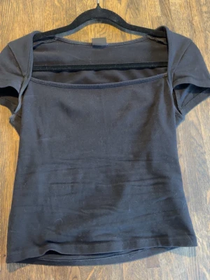 Svart t-shirt - Fin scuare neck topp från gina tricot, ganska kort i magen och tycker den är mer åt xs hållet. Knappt använd💗