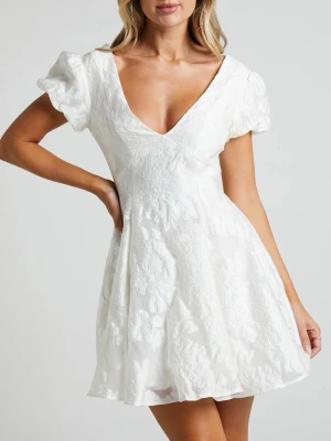  Showpo vit kort klänning med puffärm Xs/s - Superfin vit kort klänning med puffärmar och djup v-ringning. Köpt i storlek 34. Aldrig använt med lappen kvar! 