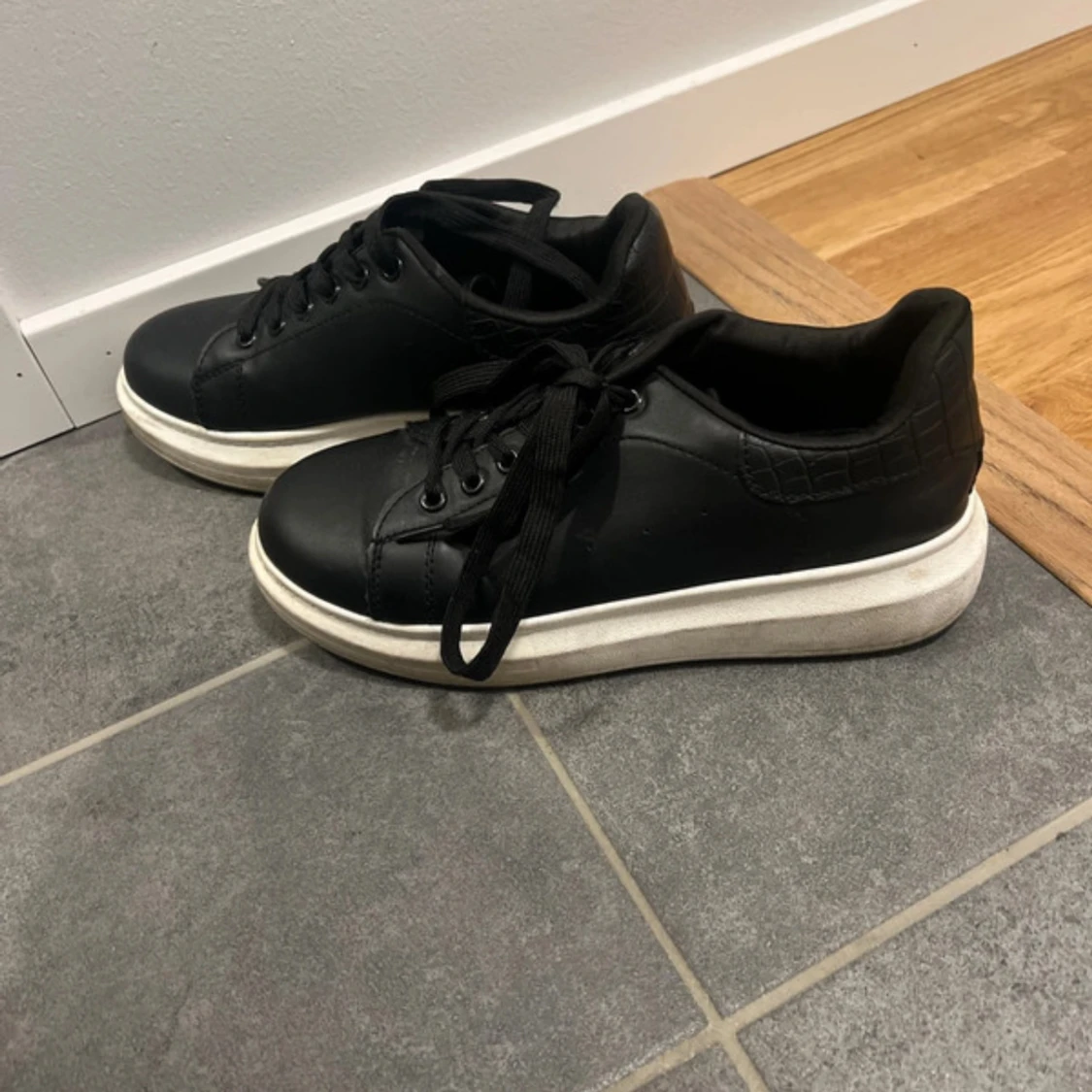 Svarta sneakers från Vices med platåsula