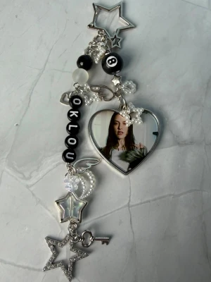 OKLOU - keychain - ⭐️OKLOU keychain ⭐️ ✨🤍 FREEBIES (godis & random stickers) ingår i alla beställningar över 70kr 🤍