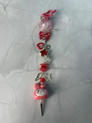 MY MELODY - keychain - ⭐️SANRIO keychain ⭐️ ✨🤍 FREEBIES (godis & random stickers) ingår i alla beställningar över 70kr 🤍