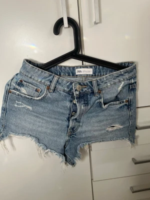 Blå denimshorts från Zara - Jeansshorts storlek 34, midjemått rakt över är 35! 💕