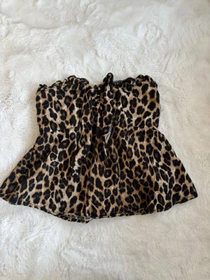 Leopardmönstrad ärmlös topp med snörning 13y  - Jag säljer en leopard topp från SHEIN 13Y  Jag säljer den för den ej har någon användning hos mig. Har bara testat den inget mer  Om du har någon fråga är det bara att skriva💕