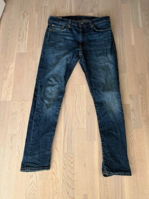 Mörkblå Levi's jeans 502 - Säljer ett par mörkblå jeans från Levi's då dom inte används längre. Strl W33 L32