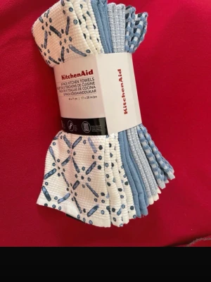 8- pack kökshanddukar KitchenAid blå/vit - Säljer ett 8 pack  kökshanddukar från KitchenAid i blått och vitt. Handdukarna har olika mönster, bland annat prickar och geometriska former. Tillverkade i bomull och perfekta för köket.