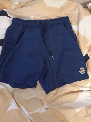 Moncler Badbyxor - Kommer inte till användning och har blivit för små för mig att använda. Jättefina och sköna, perfekt för en varm sommardag på stranden