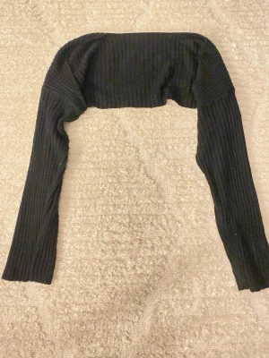 Stickad bolero - Säljer denna tunna stickade boleron ifrån shein för att jag inte använder därför jag har andra ❤️Boleron är i storlek xs, hade sagt att den passar för S också ❤️