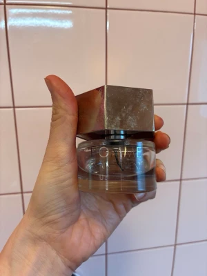 YSL L’Homme halvfull - YSL parfym som blivit stående utan att användas. Halvfull 50 cl så cirka 25 kvar. Den har nog stått typ 5-6 år men den luktar exakt som när ja köpte den. Me därav de låga priset. Möts helst i Sthlm men kan också skicka. 