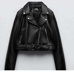 Skinnjacka  - Säljer min super fina skinnjacka från zara. Köptes för 559kr men säljer för 100! Då jag vill bli av med den.  Jackan är i super bra skick och inga defekter, kom privat för frågor eller bilder🌸🫶🏻