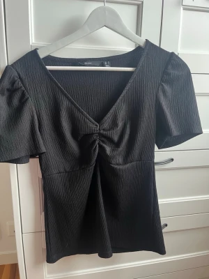 Svart blus från Vero Moda - Fin svart blus!! Storlek S!!!