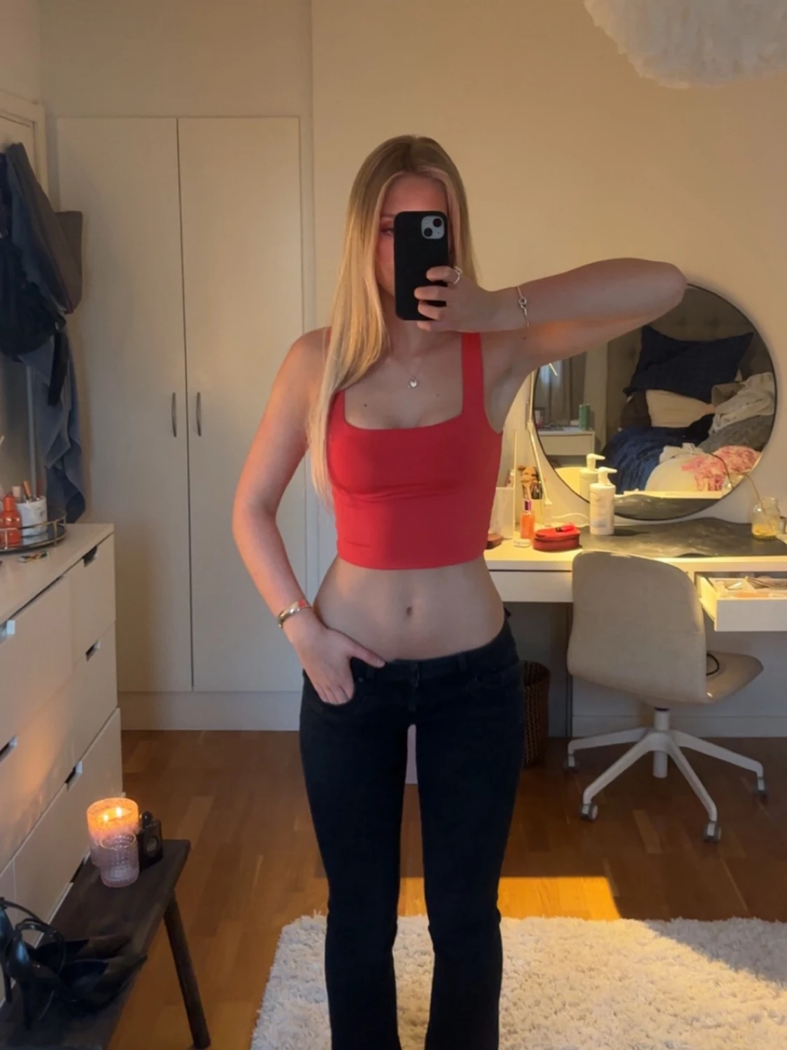 Röd croppad linnetopp