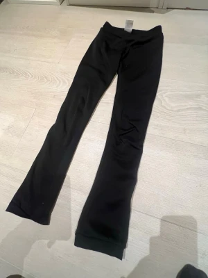 Svarta konståknings byxor  - Svarta konståknings byxor. Mjukt och stretchigt material som sitter skönt på kroppen.  Små små hål på sidan längst ner på höger sida. Lite osäker på storlek men ungefär runt 138-146