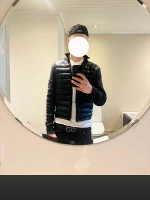 Moncler cardigan  - Säljer en fet Moncler cardigan då den är för liten! Såklart är den (äkta). skriv vid frågor!
