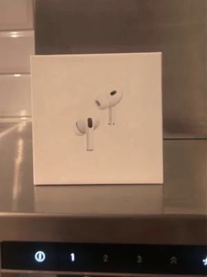 AirPods Pro 2 - Säljer ett par vita Apple AirPods Pro (2nd generation) med MagSafe-laddningsetui och USB-C. Snygg och kompakt design med silikonproppar för bra passform och brusreducering. Perfekta för musik, poddar och samtal. Levereras i originalförpackning.