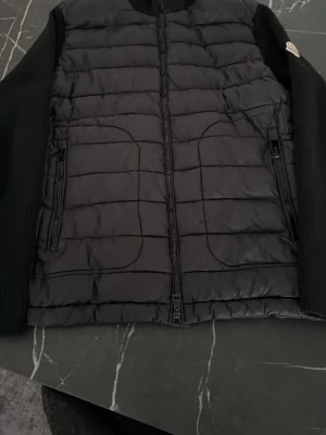 Moncler cardigan - Knappt använd! Och kan även säga att denna cardiganjackan sitter perfekt! mot kroppen.