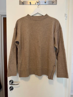 Beige stickat set - Mysigt loungewear-set i beige stickat material med långärmad tröja och matchande byxor. Jag skickar inte fler bilder då plaggen är packade i flyttlåda.