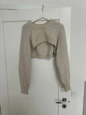 Beige cropped stickad tröja - Har lite defekter så som spruckna sömmar, inget större 
