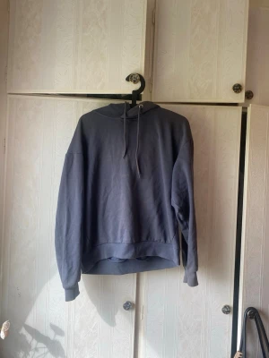 Mörkblå hoodie  - Snygg mörkblå hoodie från lager 157, i storlek S! Använd lite men fint skick! Pris kan diskuteras vid snabb affär!💕💕