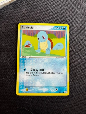 Pokémonkort Squirtle 2004 - Samlarobjekt! Ett Squirtle Pokémonkort från 2004 med gul ram och blå bakgrund. Kortet har 50 HP och attacken Sleepy Ball. Perfekt för dig som gillar Pokémon eller vill utöka din samling.