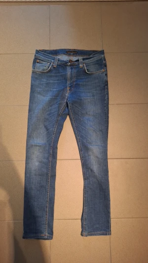 Nudie Jeans - Säljer dessa sjukt feta Nudie Jeans i modell Lean Dean. W30 L32. Lagning vid skrevet bild 2, men inget problem. Sjukt najs färg för sommaren. 349 KR❗️