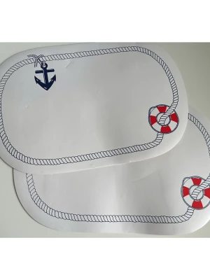 2-pack Marina bordstabletter med repmotiv - Två vita bordstabletter med marina motiv av rep, ankare och livboj i blått och rött. Ovala i formen och tillverkade i plast, perfekta för att skapa en nautisk känsla vid matbordet. 44x29cm. 