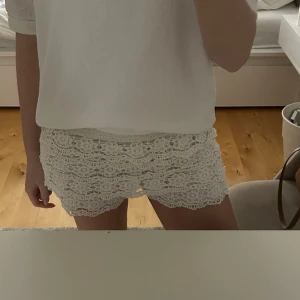 Vita shorts - Säljer dom här super söta spets shortsen! Det står i shortsen att det är storlek L/XL men de är nästan för små för mig som har S/M så skulle säga att de är mer storlek S. Skriv om du har några frågor!!❤️