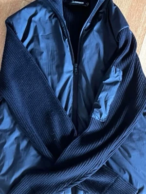 Svart cardigan med dragkedja - Säljer en svart j lindeberg cardigan. Nypris 3200kr mitt pris 1500kr. Storlek M