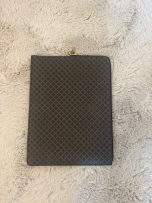 Populär datorfodral från H&M  - Populär datorfodral från H&M som passar MacBook och skoldatorer! Super fin och väl använd. De ända små defekterna syns på bilderna! 😊💕