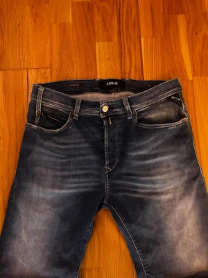Replay blå slim fit jeans shorts - Snygga blå slim fit jeans shorts  från Replay med klassisk femficksdesign och diskreta slitningar. Jeansen har stretchigt material för extra komfort och cool faded effekt framtill och baktill. Perfekta för en avslappnad och trendig look.