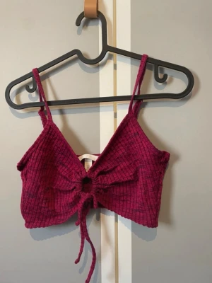 Mörkrosa croptop - Croptop från h&m i storlek s, använd enstaka gång och är i mycket gott skick!