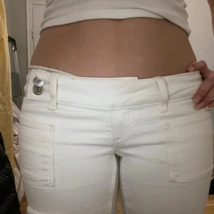 Lågmidjade jeans - kp för mått, små defekter på vänstra låret men syns knappt.