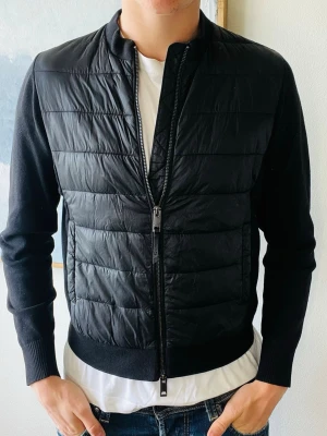 Snygg Massimo Dutti Cardigan  - Snygg Massimo Dutti cardigan i storlek M, skulle säga att den passar lite mindre. Modellen på bilden är 190 och väger 85! Vid köp av flera erbjuder jag rabatt😊