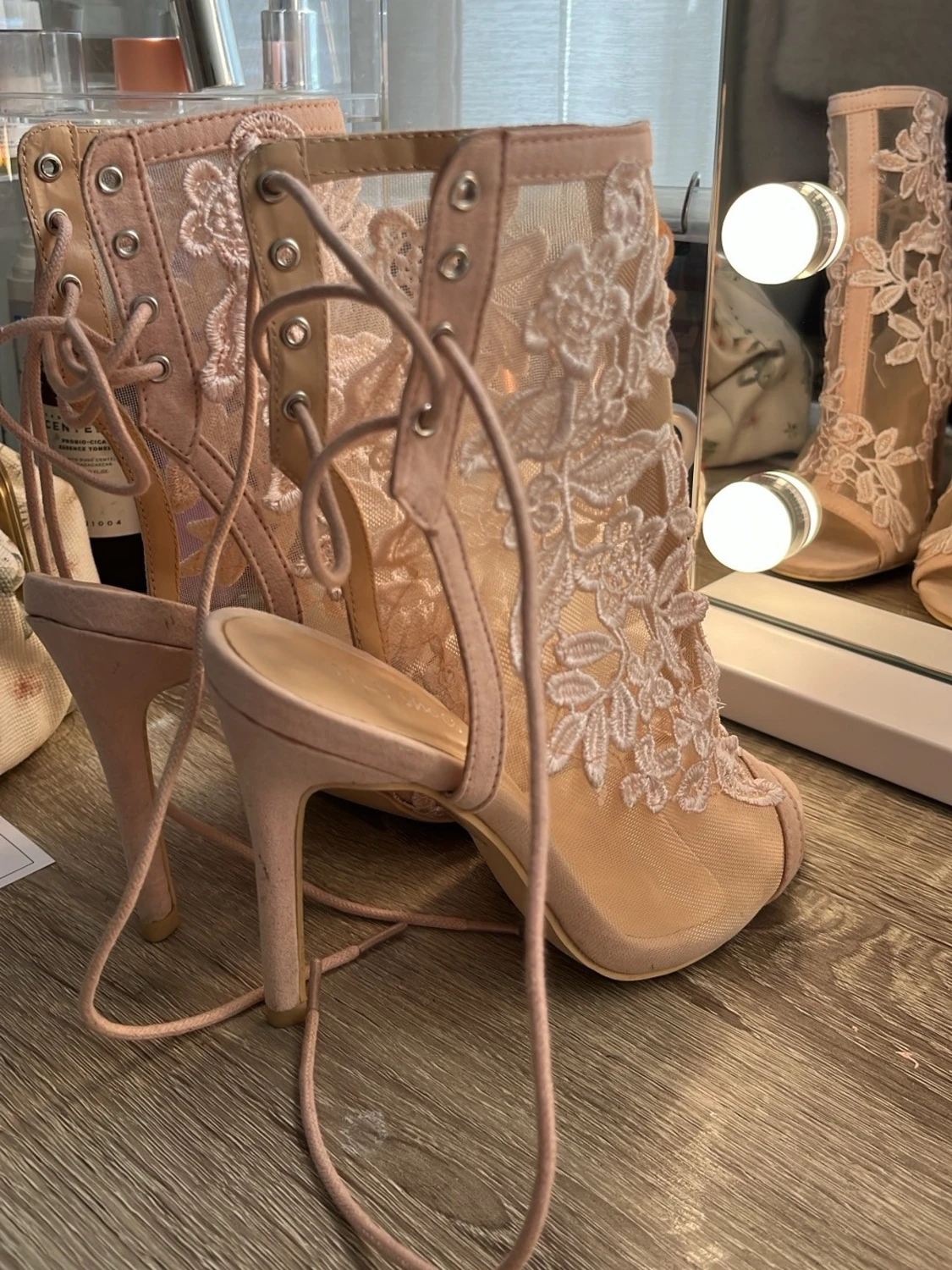 Beiga spetsiga pumps med blommönster - 2