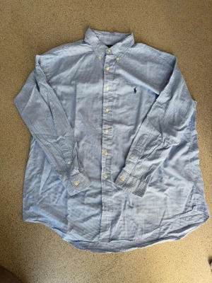 Ralph Lauren skjorta - Skjorta från Ralph Lauren! Modellen är 183 cm och väger 75 kg. Säljes i befintligt skick (Skick: 9/10) Storlek: XL