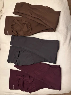 THRIVIN Leggings - Säljer nu mina super snygga leggings från thrivin, de är i färgerna; winter plum, charcoal grey och bournbon brown. Modellen heter "Elevate Ribbed Mid-Waisted Contour Leggings". Dem formar superbra då de är ribbade och mer åtsittande runt låren och "löst tyg" vid glutsen. Storlek L , passar 40-42. Har endast använt de gråa 2gånger, de andra är ej använda. Kan säljas enskilt eller som paketpris!