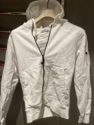 Vit hoodie från Stone Island - Storlek s