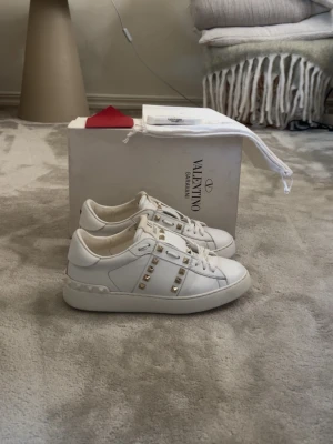 Valentino opens skor - Säljer ett par valentino rockstud i Fint skick Skick: 8,9/10🧮  Inkluderat: ENDAST SKORNA INGÅR BARA SKORNA♦️  Pris: 2599kr ej hugget i sten🎗️  Storlek: 38♣️  Snabbaffär = priset sänks-SERIÖSA BUD🔓  