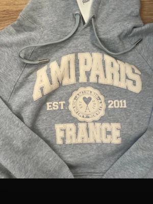 Ami Paris hoodie - Storlek XL, passar som XL/L fick den i födelsedags present men är lite osäker på om den kommer användas så tänker att den kanske gör nytta nån annan stans, 