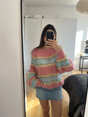 Pastellrandig stickad tröja - Superfin stickad tröja med breda ränder i pastellfärger. Tröjan har oversized passform, ballongärmar.💕