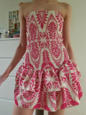 Tubklänning med volanger - Såå himmla söt klänning med rosa och vitt mönster! 💓 Står inte storlek men passar bra på mig som brukar ha xs-s. Jag är 162.  Har säkerhetsshort också Skriv om ni undrar något 🤗