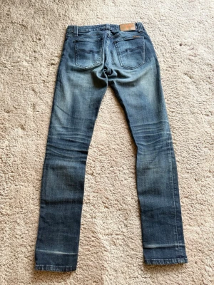 Nudie Jeans Lean Dean - Modell: Lean Dean🪬  Färg: Mörkblå/Grå🪬  Storlek: W28 L32 🪬  Mått: W36cm L100cm Benöppning 14cm 🪬  Skriv vid minsta fundering!🪬