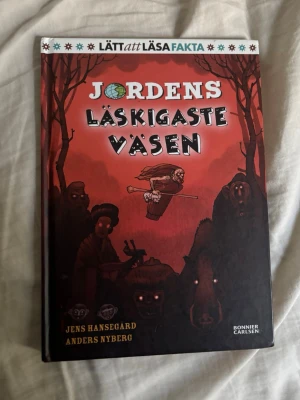Jordens läskigaste väsen - En faktabok med rysliga berättelser om världens mest skrämmande väsen, spöken och monster. Boken har hårda pärmar med ett mörkrött omslag och illustrationer av olika läskiga figurer. Perfekt för dig som gillar spännande och lättlästa böcker.
