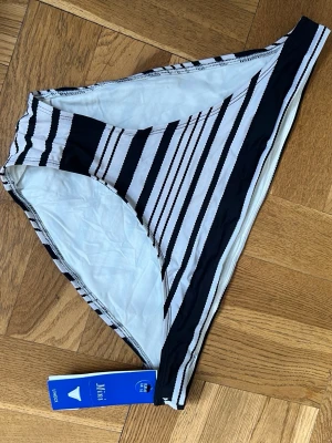 Två nya bikiniunderdelar  - Snygga bikiniunderdelar där ena har svartvita ränder och den andra är neongul och båda med klassisk passform. De randiga är från Lindex i storlek 42 och de gula är från Cubus med storlek 36. Kom gärna med prisförslag. 
