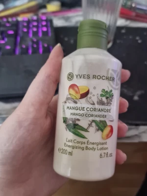 Yves Rocher Mango Coriander Body Lotion - Fräsch och energigivande kroppslotion från Yves Rocher med doft av mango och koriander. Kommer i en vit plastflaska med grön kork och har en volym på 200 ml. Perfekt för dig som vill ha en återfuktande lotion med tropisk känsla.