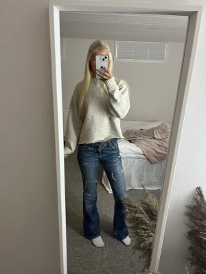 supersnygga jeans - säljer mina jeans då dom ej kommer till användning längre! innerbenslängd 74 och midjemått 36💕💕 hör av er vid frågor!