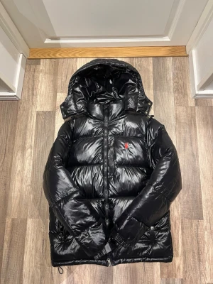 Svart dunjacka från Polo Ralph Lauren - Snygg svart dunjacka från Polo Ralph Lauren           Knappt använd, inga skador 10/10 skick, storlek L i barn men passar 170-180 skulle jag säga. Kan släppa billigare för snabb affär 